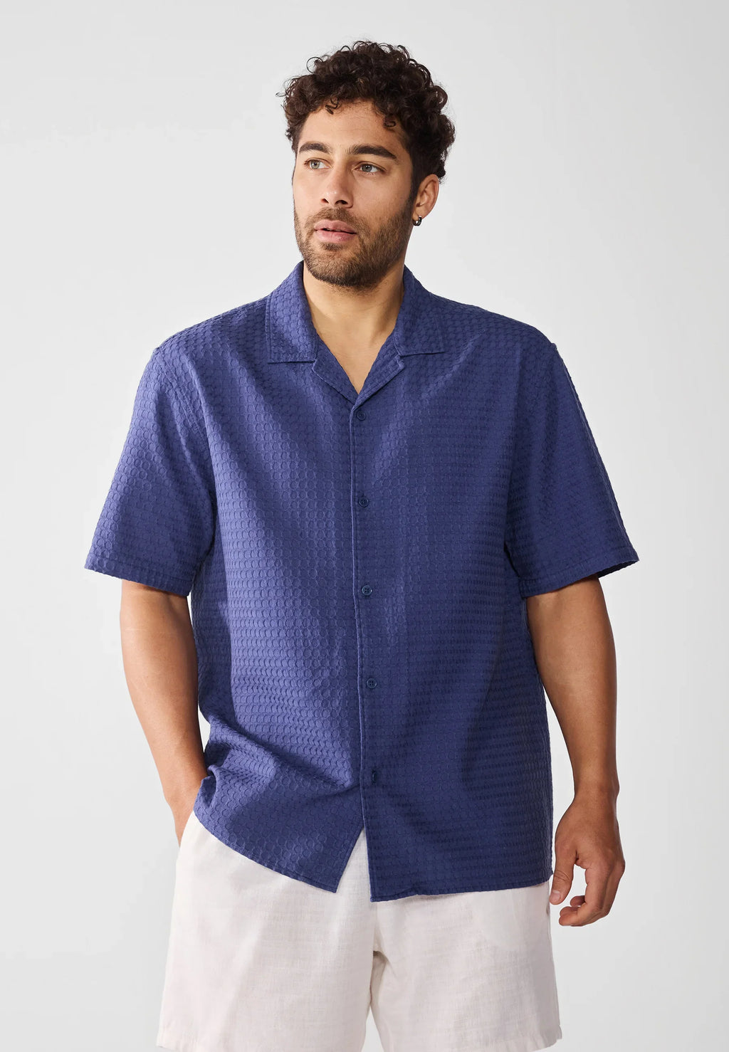 Chemise ample à rayures bleu marine et blanches – Manches courtes